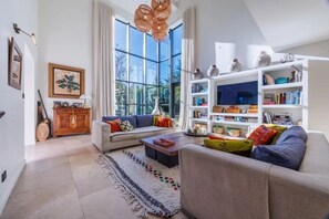 TV - Luxury at its most authentic. (Cabriès)