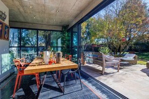 An indoor dining area with a wooden table, chairs, and a bench. - Villa Dar Kairon, authentic luxury inspired by Morocco and Provence. (Cabriès)