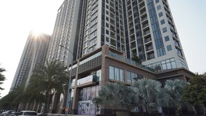 Un edificio moderno de gran altura, con múltiples pisos y amplios ventanales.