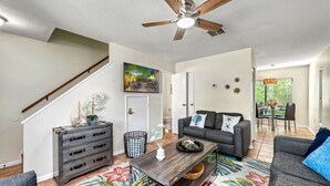 A living room with a sofa, coffee table, and a ceiling fan. - Villa Fiesta - 312   “Siesta Key” (Sarasota)
