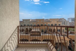 House - Free Housekeeping Visits During Your Stay - Stayshort - Comfortable Studio in JVC That Sleeps 2 (Dubai)