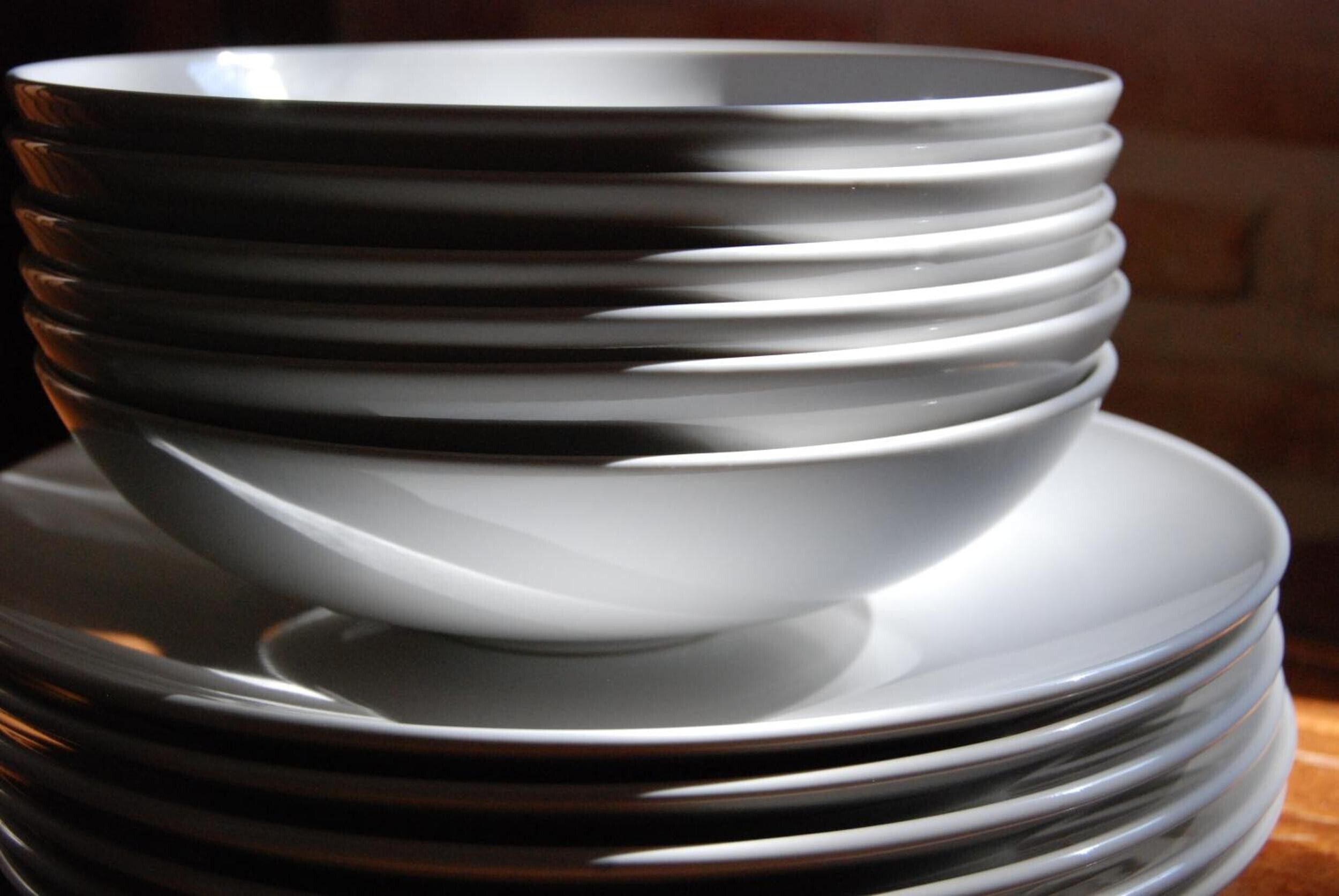 A stack of white plates.