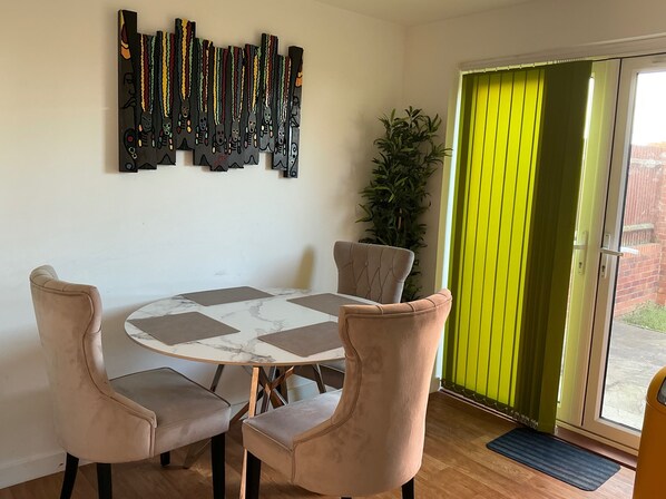 Dining - House Sleeps 8 With Wifi (Dartford)