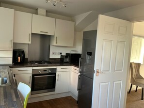 Private kitchen - House Sleeps 8 With Wifi (Dartford)