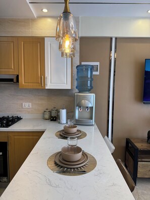 Private kitchen - Quaint 1-bedroom condo close to the AirPort & SGR with fitness room in Nairobi (Nairobi)