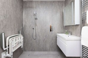 Shower, towels - Stylish Coastal 3BD Bungalow with Garden (West Wittering)