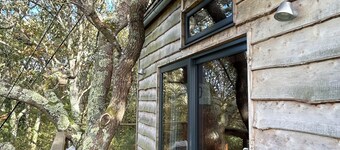 Cosy little handbuilt Treehouse for 2