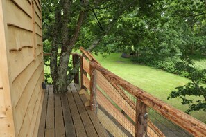 Terrace/patio - Cosy little handbuilt Treehouse for 2 (Wootton Bridge)