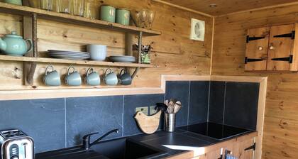Cosy little handbuilt Treehouse for 2