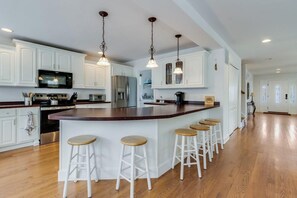 Microwave, stovetop, dishwasher, toaster - **New 2026 Rental** Spacious home, walk to beach and town (Lewes)