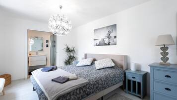3 slaapkamers, een strijkplank/strijkijzer, wifi, beddengoed
