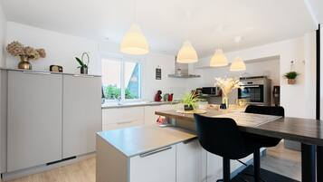 Fridge, microwave, oven, stovetop