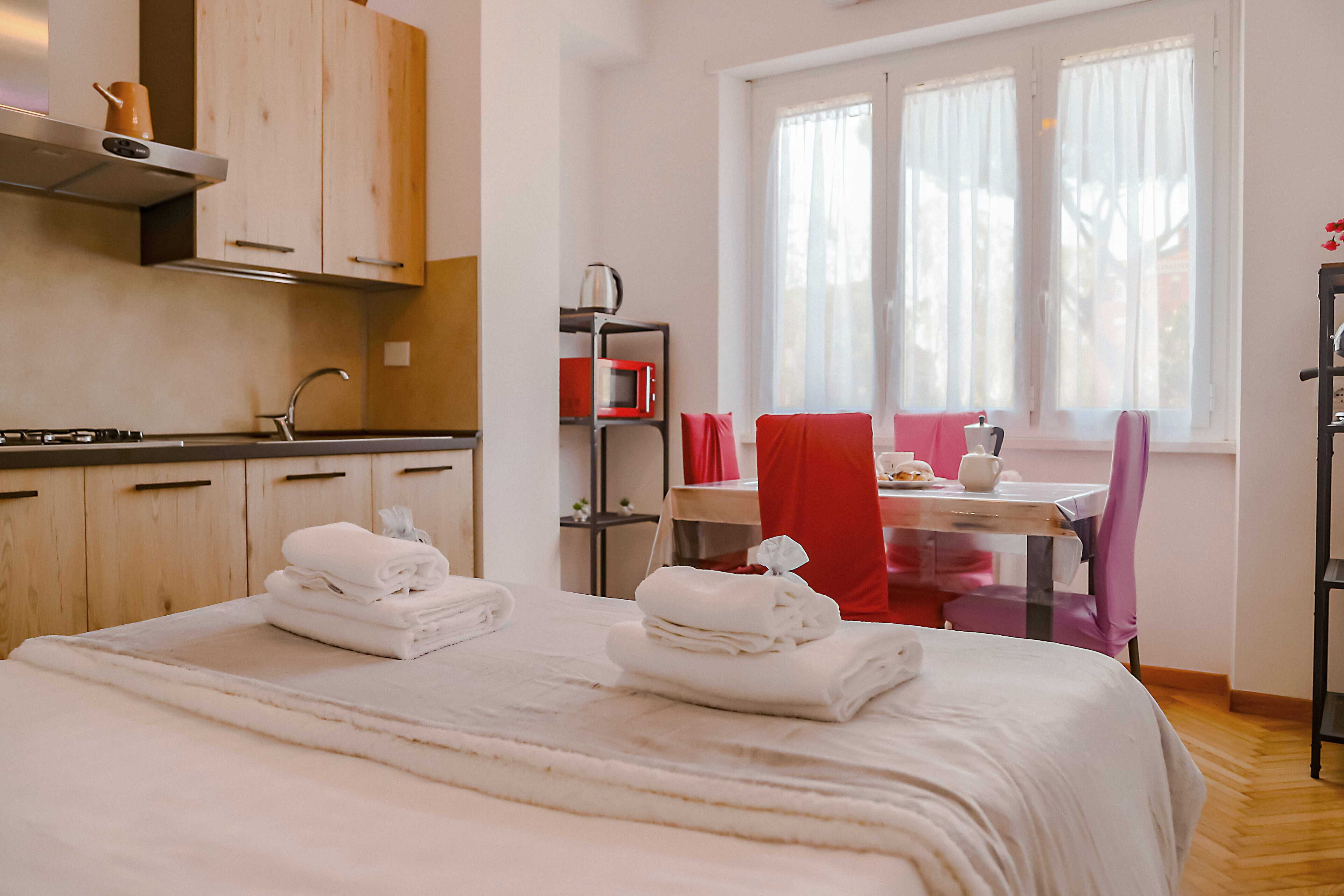 Ein Hotelzimmer mit Bett, Küchenzeile und Esstisch.