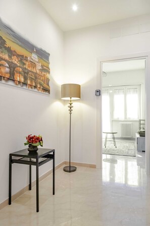 คลาสสิกอพาร์ทเมนท์, ระเบียง | ภายใน