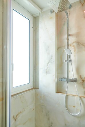 Appartement Deluxe, balcon | Salle de bain | Sèche-cheveux, serviettes fournies