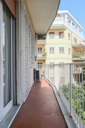 ดีลักซ์อพาร์ทเมนท์, ระเบียง | บริเวณที่พัก