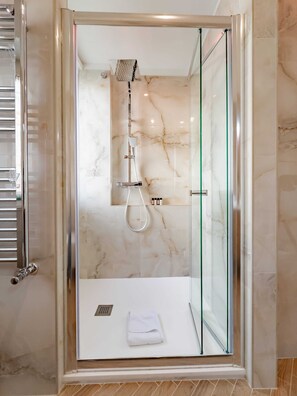 Appartement Deluxe, balcon | Salle de bain | Sèche-cheveux, serviettes fournies