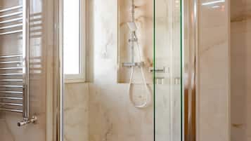 Appartement Deluxe, balcon | Salle de bain
