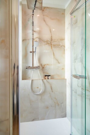 Appartement Deluxe, balcon | Salle de bain | Sèche-cheveux, serviettes fournies