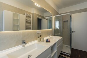 Dusche, Haartrockner, Bidet, Handtücher