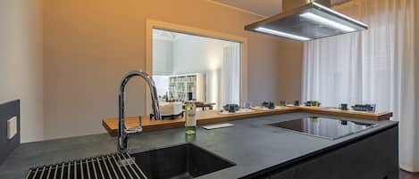 Mikrovågsugn, ugn, spishäll och diskmaskin