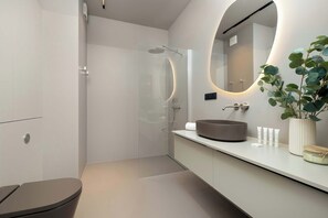 Dusche, Haartrockner, Handtücher, Shampoo