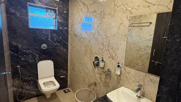 Habitación Premium, balcón | Baño | Ducha, artículos de higiene personal gratuitos y secador de pelo