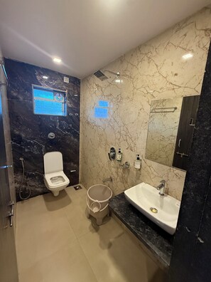 ห้องพรีเมียม, ระเบียง | ห้องน้ำ | ฝักบัว, ของใช้ในห้องน้ำฟรี, ไดร์เป่าผม, ผ้าเช็ดตัว