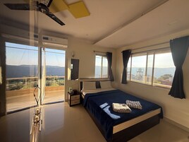 Minibar, espacio para trabajar con laptop y wifi gratis