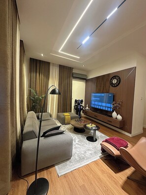 Deluxe Apartment, Balcony, City View | Ruang tamu