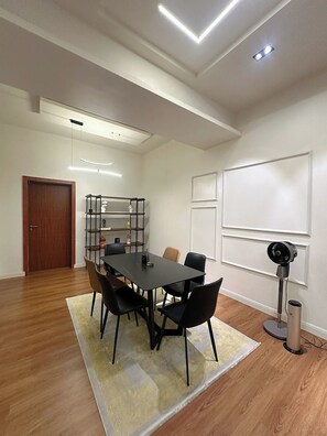 Deluxe Apartment, Balcony, City View | Tempat makan