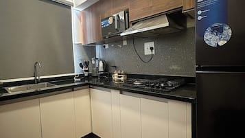 Deluxe Apartment, Balcony, City View | Private kitchen