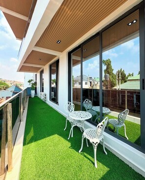 Outdoor dining - FAIZ HOMES (Abuja)