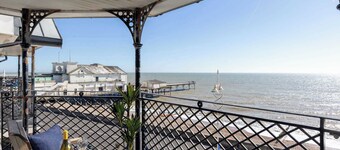 Seafront Apartment with Balcony & Panoramic Views