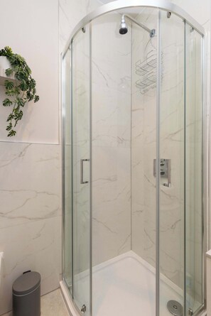 Een douche, een haardroger, handdoeken