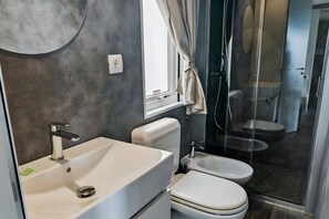 Mobile Familienunterkunft, Mehrere Schlafzimmer, Meerseite (Sea View - 40 Parallelo Deluxe) | Badezimmer