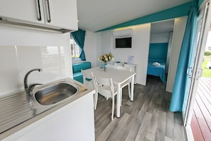 Family Mobile Home, Multiple Bedrooms, Sea Facing (Sea View - 40 Parallelo Premium) | Living area | 21-inch Smart TV with satellite channels - Sea View - 40 Parallelo Mobile Home (Camerota)