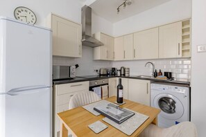 Fridge, microwave, oven, stovetop - Stylish 1 -Bed Leith Apartment | Near Shore & Tram (Edinburgh)