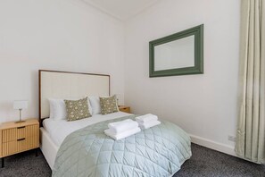 Desk, travel cot, WiFi, bed sheets - Stylish 1 -Bed Leith Apartment | Near Shore & Tram (Edinburgh)