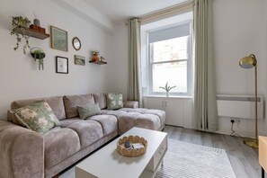 TV - Stylish 1 -Bed Leith Apartment | Near Shore & Tram (Edinburgh)