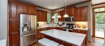 Spacious 4-BR House, Quiet, Perfect for Groups!