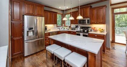 Spacious 4-BR House, Quiet, Perfect for Groups!