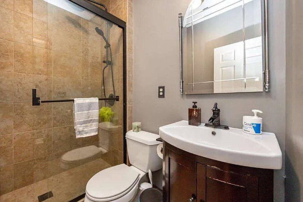Ducha, bañera de hidromasaje, secador de pelo, toallas