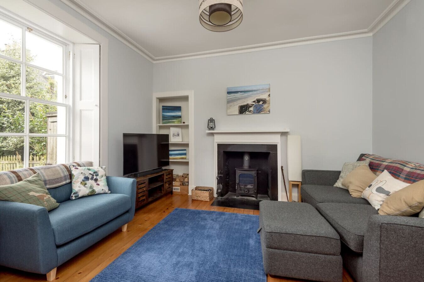TV, fireplace