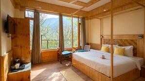 Quarto com painéis de madeira, uma cama, uma escrivaninha e uma cadeira.