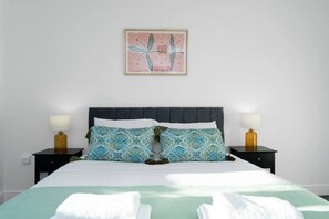 Iron/ironing board, travel cot, WiFi, bed sheets - Buie`s Runway Retreat (Edinburgh)