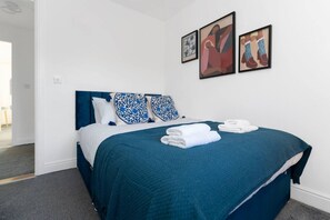 Een strijkplank/strijkijzer, reisbedje, wifi, beddengoed