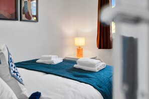 Een strijkplank/strijkijzer, reisbedje, wifi, beddengoed