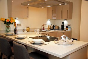 Private kitchen - 2 Bedroom Home in Welwyn Garden City • Ideal for Relocation & Between‑Home Stays (Welwyn Garden City)