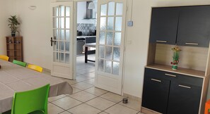 Dining - 6-bedroom house - 10 people - Garden - 20 min Saint-Émilion - Near Bordeaux (Saint-Médard-de-Guizières)